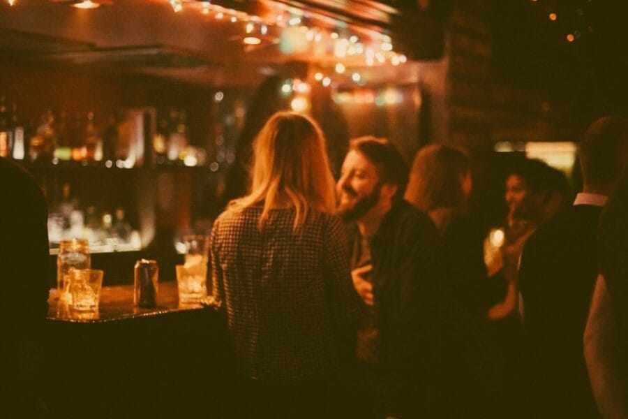 a young couple sitting at a bar having a conversation t20 Al8Gzr