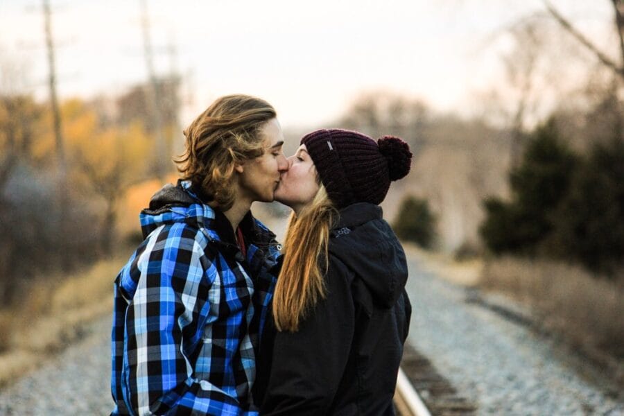couple couple kissing romance girl boy valentines day kiss kiss date valentine valentines traintracks t20 PodRer 1