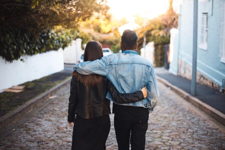 couple walking arm in arm t20 LQjOG1