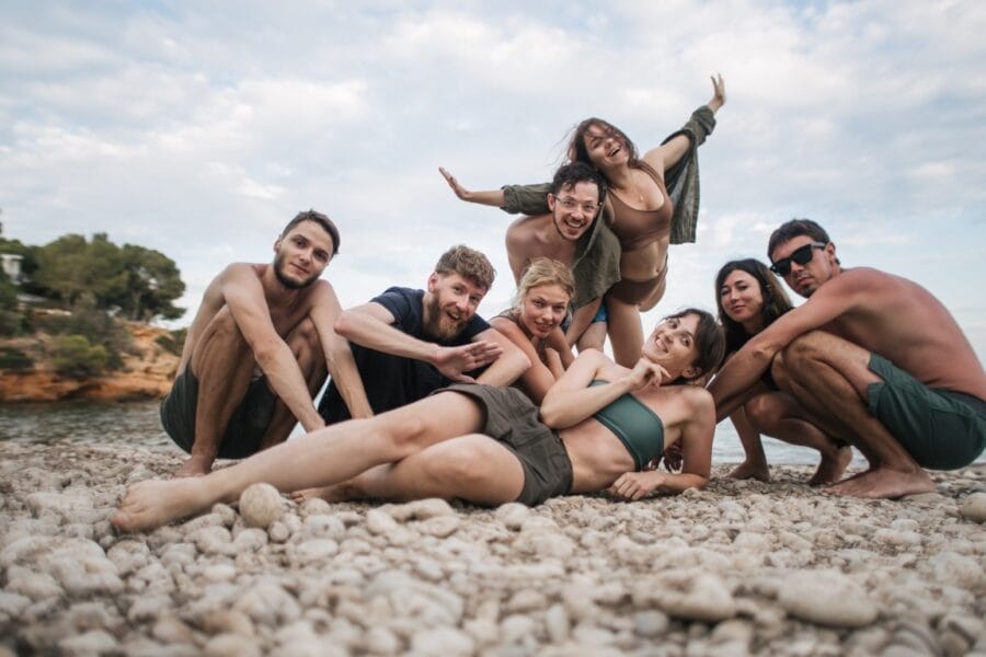 happy group of friends together by the sea t20 mL6pxl