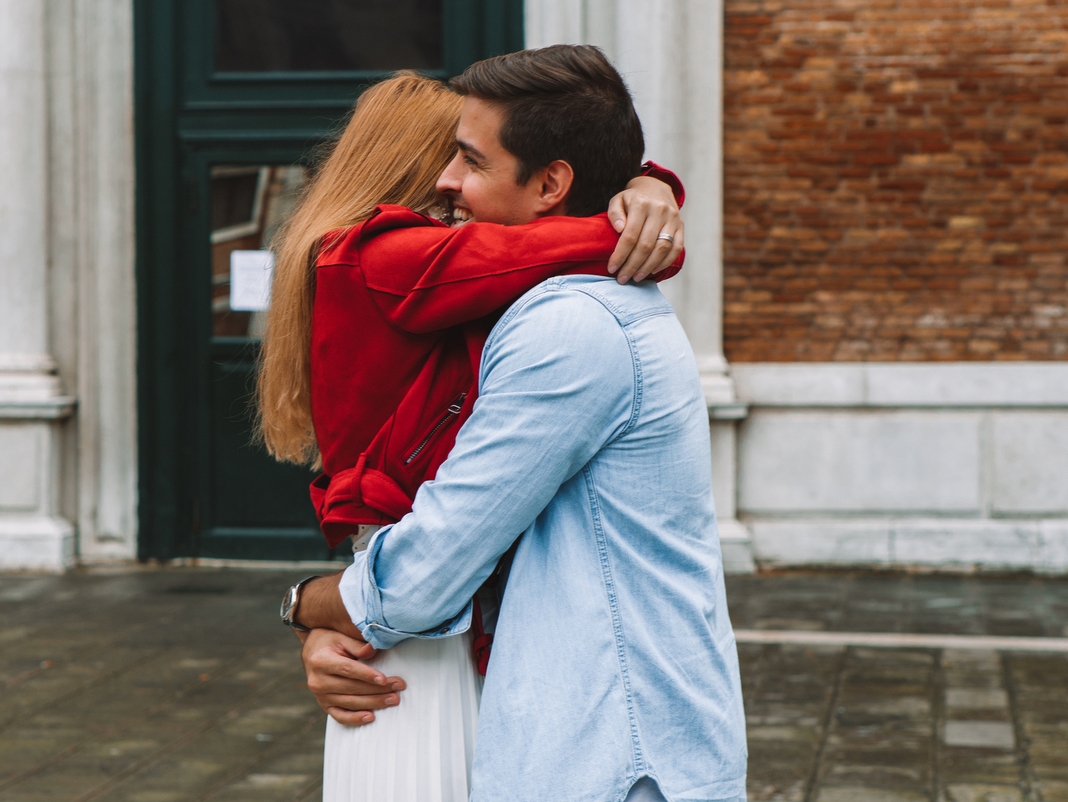3 σημάδια για να ξεχωρίσεις αν μία αγκαλιά είναι φιλική ή ερωτική
