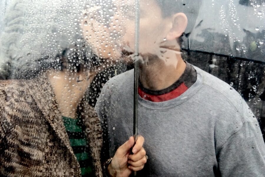 kissing under the umbrella t20 7JN8QO