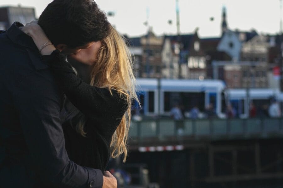lovers amsterdam kiss romance valentines love cute french kiss valentine s day couple proposed t20 gR0yrY