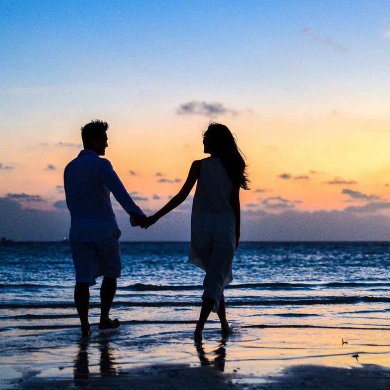 Βραδινό μπάνιο και κοκτέιλ στην παραλία