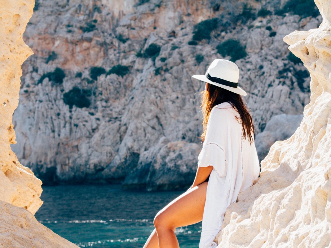 Οι καλύτερες παραλίες της Αθήνας που αξίζει να επισκεφτείς μόνη ή με τον σύντροφό σου