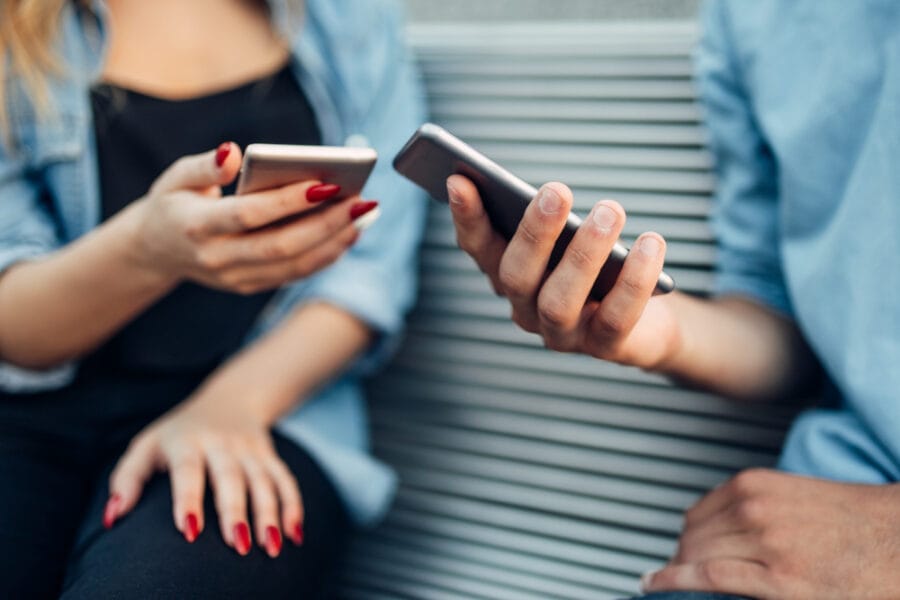 Τελικά τα social media καταστρέφουν τις σχέσεις;