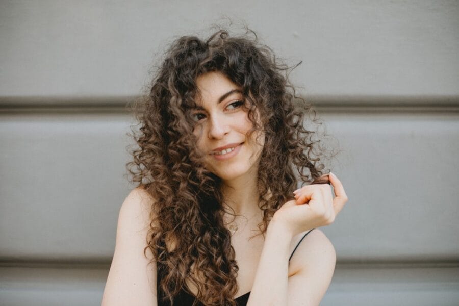 portrait looking away long hair smile woman hairstyle curly flirting curly hair curly girl t20 2W8860