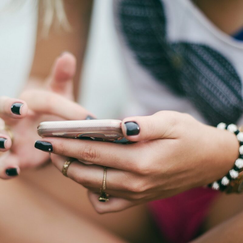3 σημάδια πως το texting με τη νέα σου σχέση είναι απόλυτα υγιές