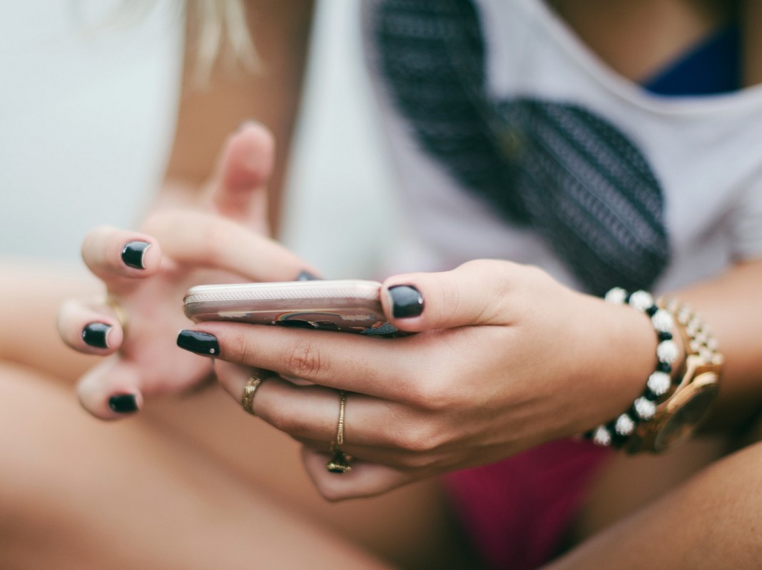 3 σημάδια πως το texting με τη νέα σου σχέση είναι απόλυτα υγιές