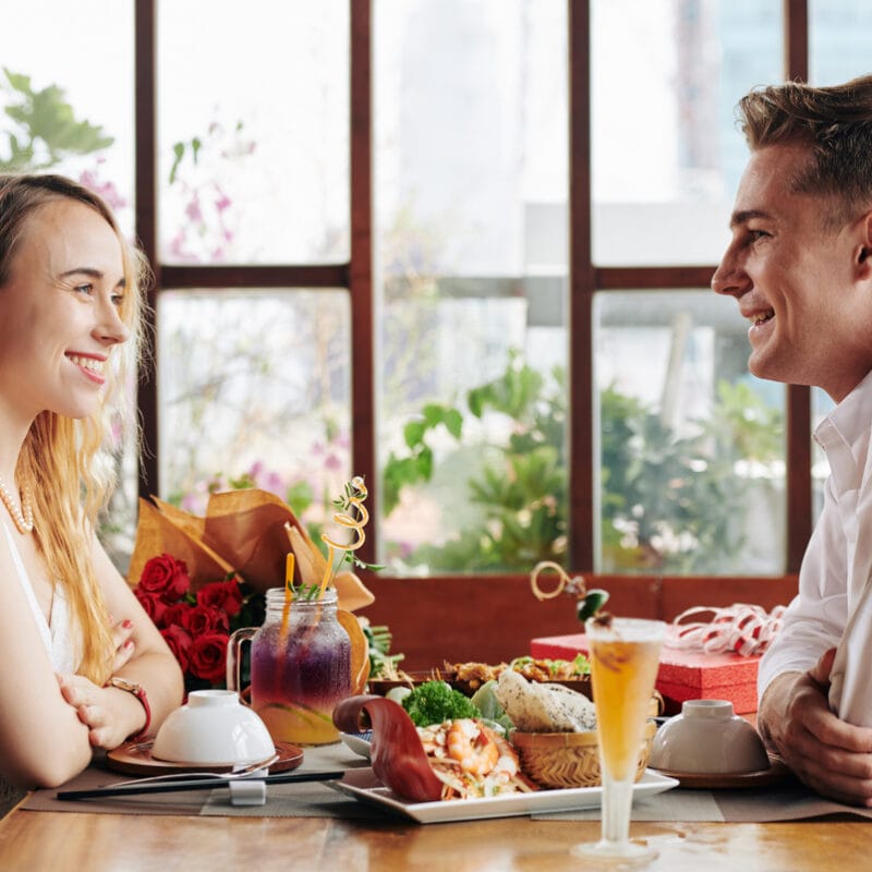 young couple at first date 8VK46ZS