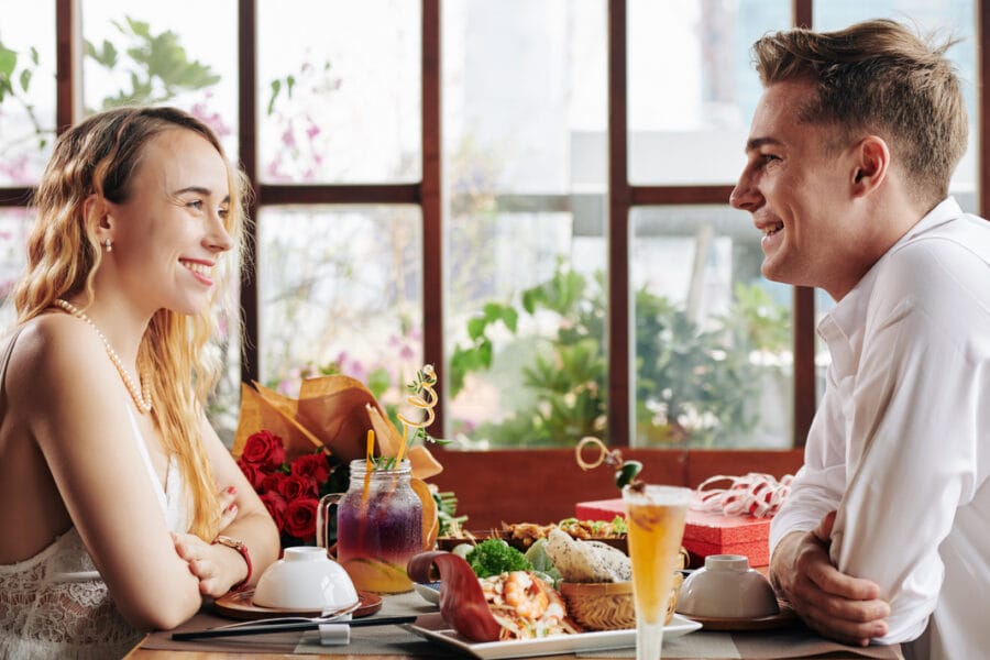 young couple at first date 8VK46ZS