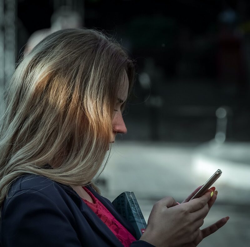 Τι είναι το fexting και πώς μπορεί να επηρεάσει τη σχέση σου
