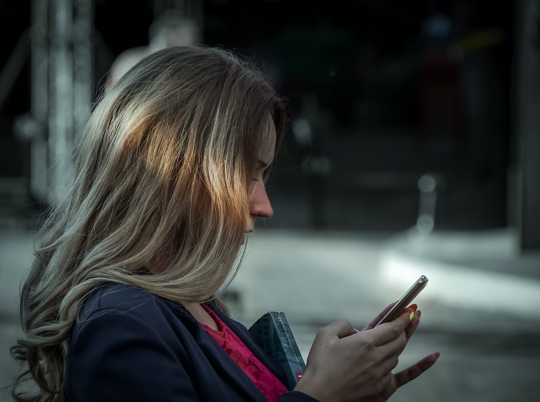 Τι είναι το fexting και πώς μπορεί να επηρεάσει τη σχέση σου
